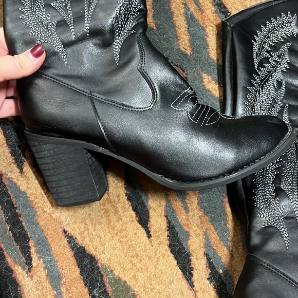 Black cowboy boots - Picture 3 of 4